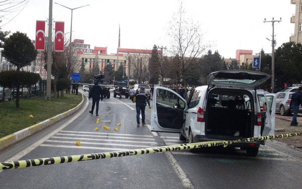 Mardin'de kırmızı ışıkta bekleyen araca silahlı saldırı: 1 ölü, 4 yaralı - Sayfa 2