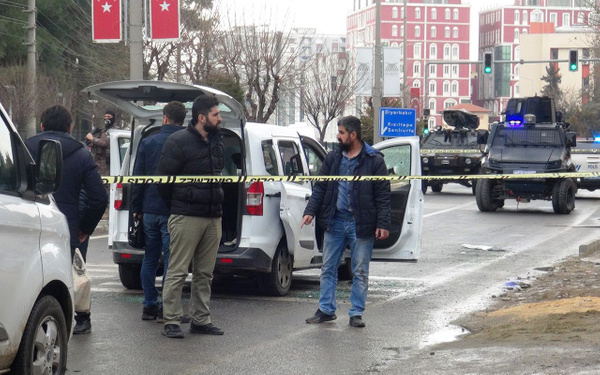 Mardin'de kırmızı ışıkta bekleyen araca silahlı saldırı: 1 ölü, 4 yaralı - Sayfa 3