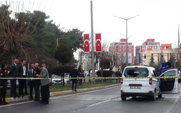 Mardin'de kırmızı ışıkta bekleyen araca silahlı saldırı: 1 ölü, 4 yaralı - Sayfa 4