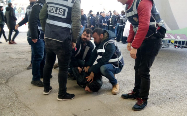 Kocaeli'deki HDP mitinginde Öcalan lehine slogan atan 8 kişi gözaltına alındı - Sayfa 1