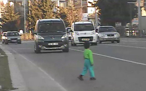 Malatya'da yola koşan çocuğu radar kamerasından gören polis kurtardı - Sayfa 4