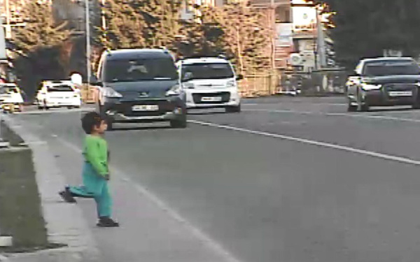 Malatya'da yola koşan çocuğu radar kamerasından gören polis kurtardı - Sayfa 2