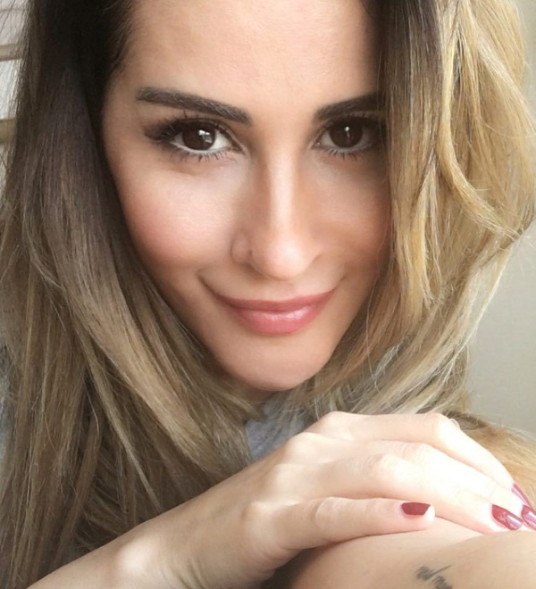 sarkici aynur aydin in hesabi hacklendi