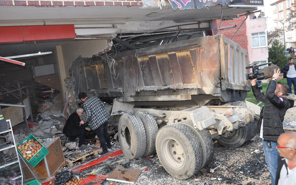 Kahramanmaraş'ta freni boşalan kamyon kuaföre girdi - Sayfa 2