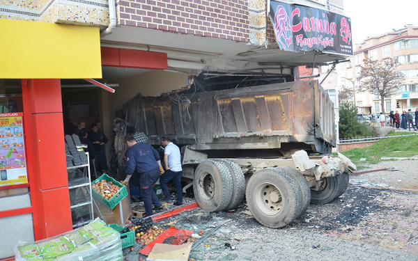 Kahramanmaraş'ta freni boşalan kamyon kuaföre girdi - Sayfa 4