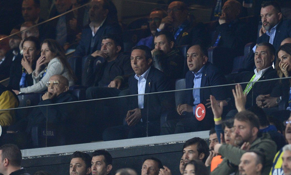 Ali Koç derbinin son anlarında yerinde duramadı! - Sayfa 1