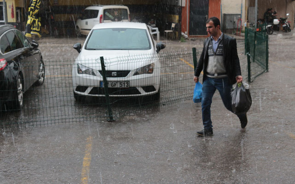 Balıkesir'de aniden başlayan dolu yağışı hayatı felç etti - Sayfa 1