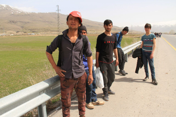 Van'da yol üstünde yürüyen 60 kaçak yakalandı - Sayfa 1