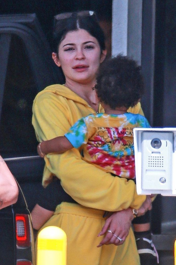 Kylie Jenner, sokağa makyajsız haliyle çıktı; tanımak imkansız - Sayfa 3