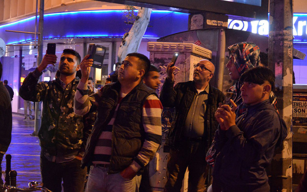 Adana'da pencereye çıkan kadını görenler cep telefonuna sarıldı - Sayfa 3