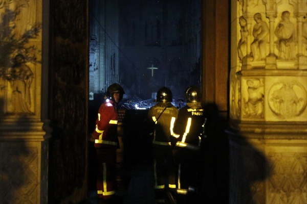 Notre Dame Katedrali yangın sonrası ilk kez görüntülendi - Sayfa 1