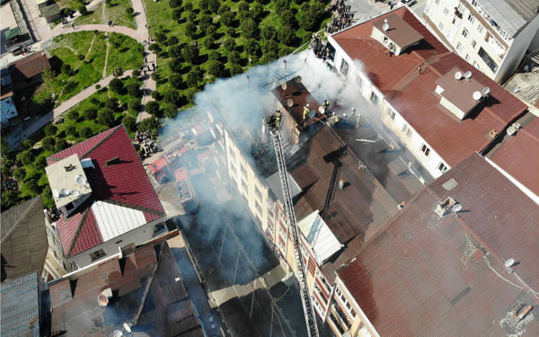 Esenyurt'ta korkutan çatı yangını havadan görüntülendi - Sayfa 4