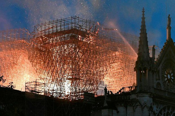 Notre Dame için uluslararası mimari yarışma - Sayfa 1