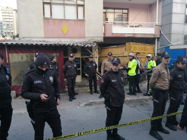 İzmir'de freni boşalan kamyon kahvehaneye daldı - Sayfa 2