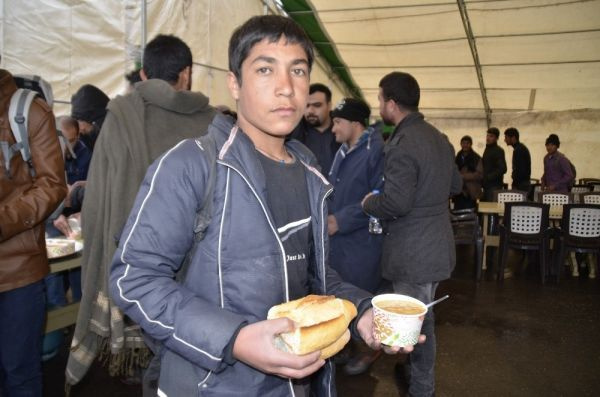 Ağrı Belediye Başkanı Savcı Sayan Suriyelilere sıcak çorba dağıttı gönülleri ısıttı - Sayfa 2