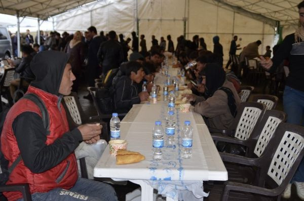 Ağrı Belediye Başkanı Savcı Sayan Suriyelilere sıcak çorba dağıttı gönülleri ısıttı - Sayfa 3