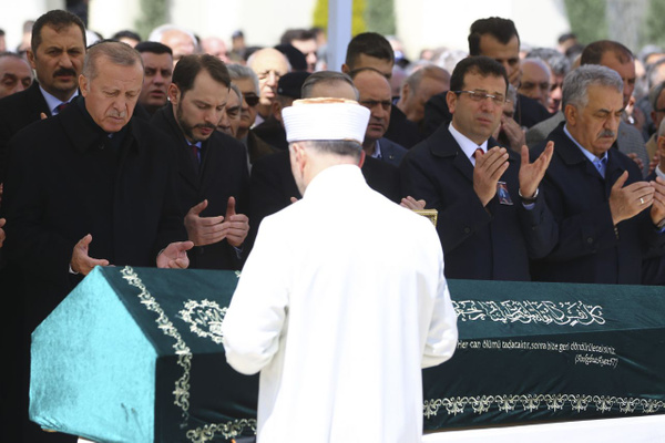 Cumhurbaşkanı Erdoğan'la Ekrem İmamoğlu aynı cenazede saf tuttular - Sayfa 1