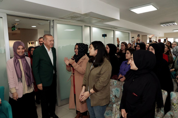 Cumhurbaşkanı Erdoğan’dan kız yurduna ziyaret - Sayfa 1