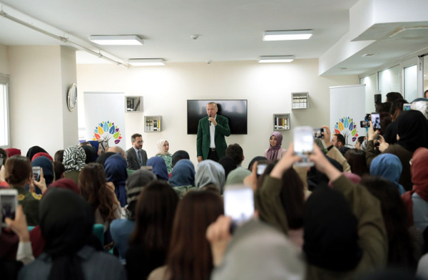 Cumhurbaşkanı Erdoğan’dan kız yurduna ziyaret - Sayfa 3