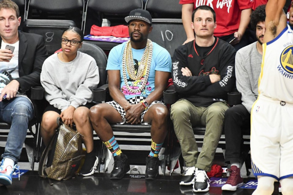 Floyd Mayweather 11 kiloluk altın zincirleriyle maça gitti - Sayfa 1