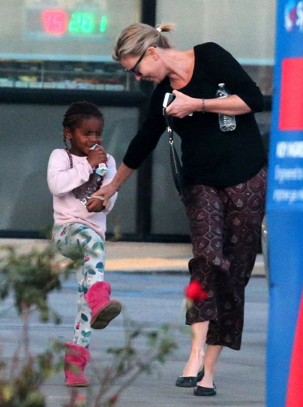 Charlize Theron, oğlunun kız gibi hissettiğini söyledi - Sayfa 3