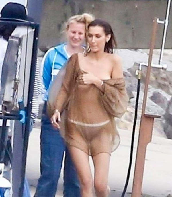Bella Hadid çekimlerde sütyensiz! Kamera arkasından... - Sayfa 4