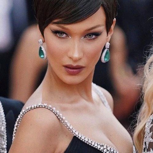 Bella Hadid çekimlerde sütyensiz! Kamera arkasından... - Sayfa 1