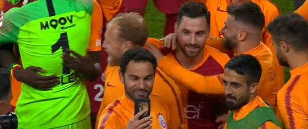 Galatasaraylı futbolcular kupa sevincini Emre Akbaba'yla paylaştı - Sayfa 1