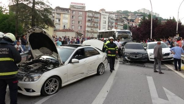Kocaeli'de midibüsün freni boşaldı 11 araç birbirine girdi - Sayfa 1