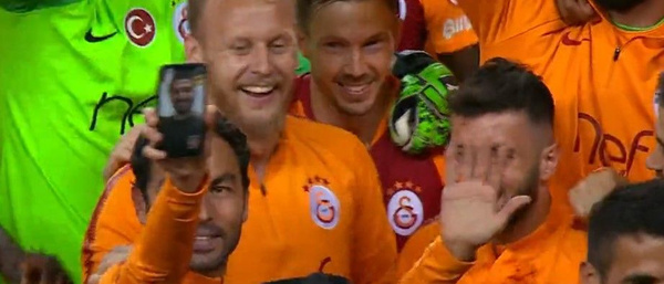 Galatasaraylı futbolcular kupa sevincini Emre Akbaba'yla paylaştı - Sayfa 2
