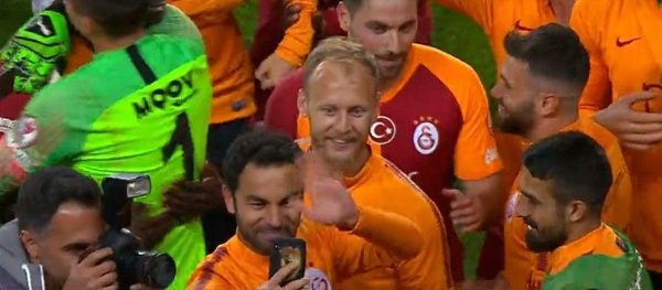 Galatasaraylı futbolcular kupa sevincini Emre Akbaba'yla paylaştı - Sayfa 4