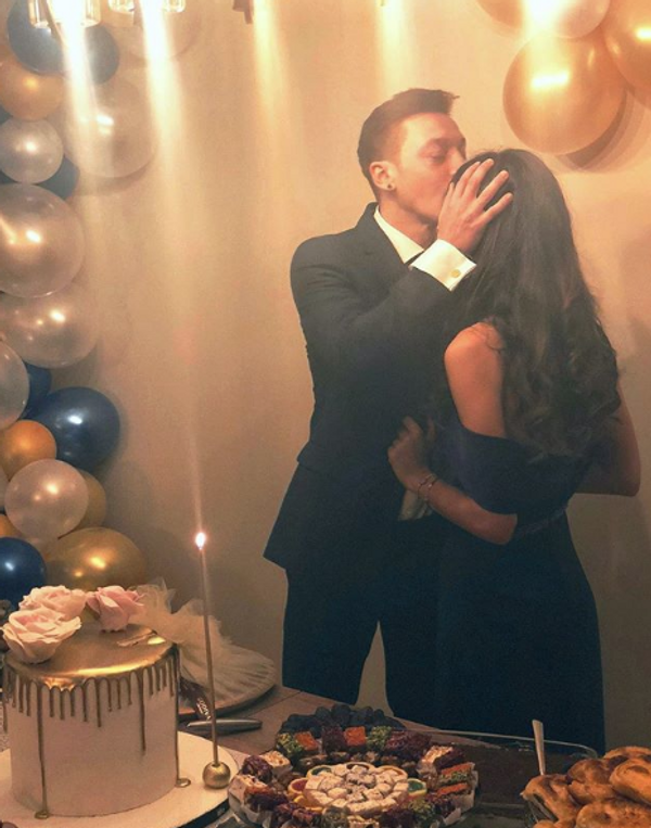 Mesut Özil ve Amine Gülşe'den peri masallarını aratmayacak balayı - Sayfa 1