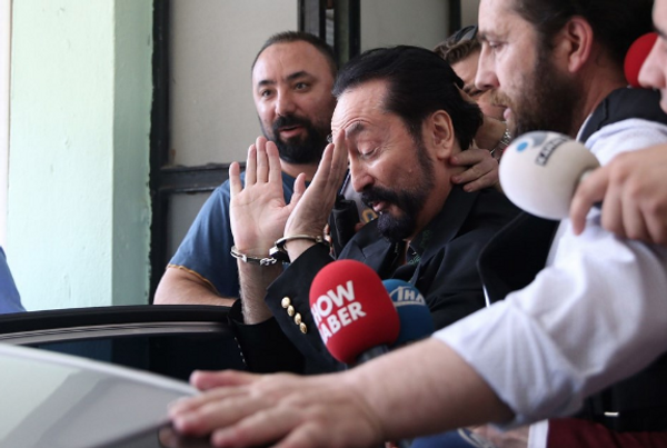 Adnan Oktar'ın son görüntüsü ortaya çıktı! Kur'an-ı Kerim'li pozu olay - Sayfa 1