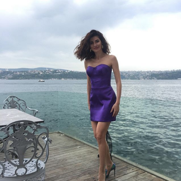 Nesrin Cavadzade takipçilerini hayran bıraktı! 'Mini' pozu olay oldu! - Sayfa 3