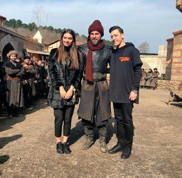 Diriliş Ertuğrul dizisinin Ertuğrul Bey'inden Mesut Özil'e tarihi hediye - Sayfa 2