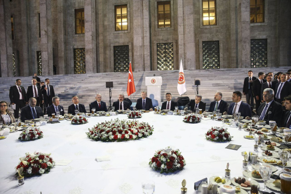 TBMM Başkanı Şentop, milletvekillerine iftar verdi - Sayfa 1