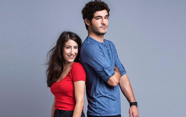 Bizim Hikaye bitti gerginlik bitmedi! Hazal Kaya ve Burak Deniz birbirlerini sildi - Sayfa 1