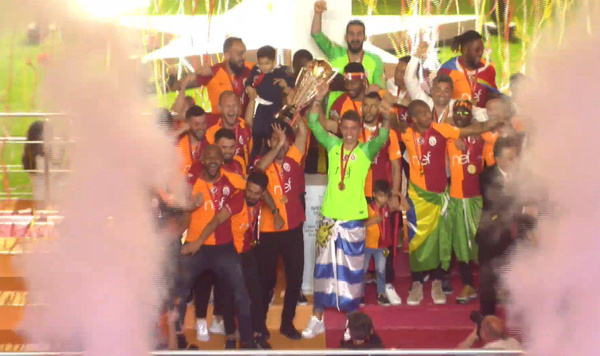 Galatasaray kupasına kavuştu! 22. şampiyonluğun inanılmaz coşkusu - Sayfa 1