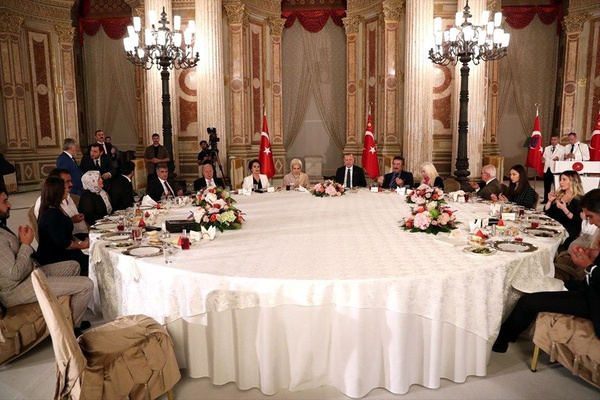 Cumhurbaşkanı Erdoğan sanatçı ve sporcularla bir araya geldi - Sayfa 3