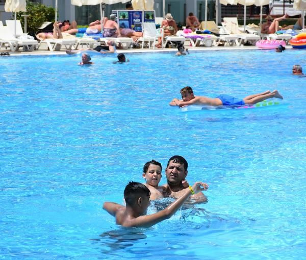 Afrika sıcakları sokakları boşalttı, plajları doldurdu - Sayfa 4