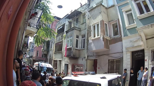 İstanbul Beyoğlu'nda genç kız evinin çatısında ölü bulundu - Sayfa 1