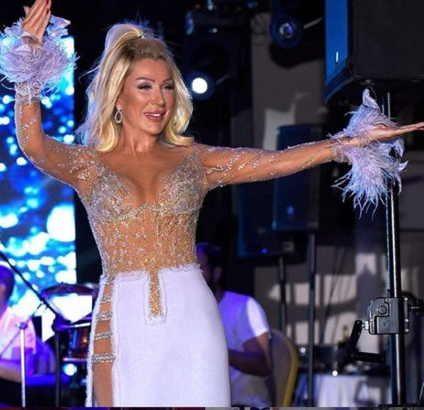 Bodrum'da sahne aldı! Seda Sayan transparan kıyafetiyle dikkatleri üzerine çekti - Sayfa 2