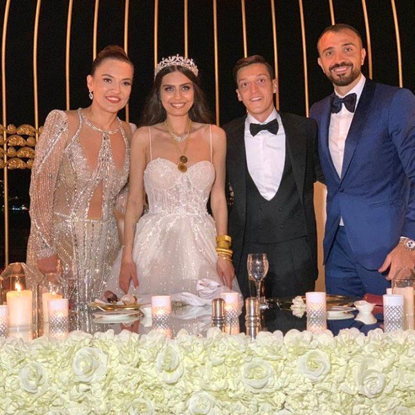 Amine Gülşe ve Mesut Özil evlendi! Düğüne ünlü akını oldu - Sayfa 6