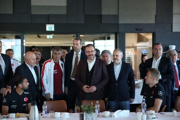 Muharrem Kasapoğlu Şenol Güneş'e elleriyle baklava yedirdi - Sayfa 2