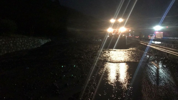 Manisa-İzmir yolu heyelan nedeniyle trafiğe kapandı - Sayfa 1