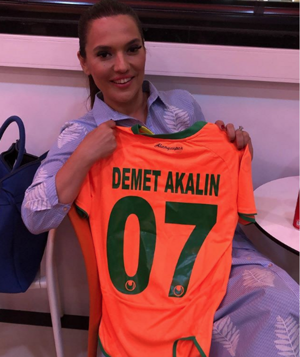 Demet Akalın siyasete mi atılıyor açıklaması sosyal medyayı salladı - Sayfa 1