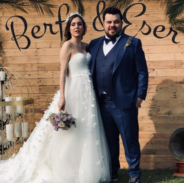 Eser Yenenler'in eşi Berfu Yıldız'a Acun Ilıcalı'dan dudak uçuklatan hediye - Sayfa 1