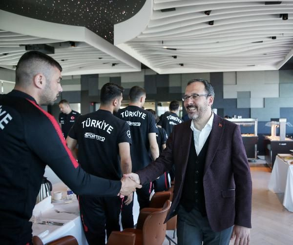 Muharrem Kasapoğlu Şenol Güneş'e elleriyle baklava yedirdi - Sayfa 4