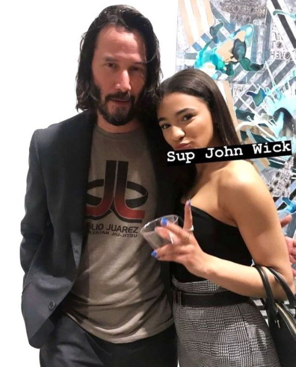 Keanu Reeves'in hayranlarıyla fotoğraf çektirirken dikkat çeken detay - Sayfa 4