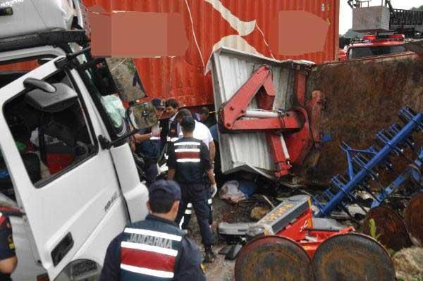 TIR ile çarpışan kamyonetin sürücüsü öldü - Sayfa 4